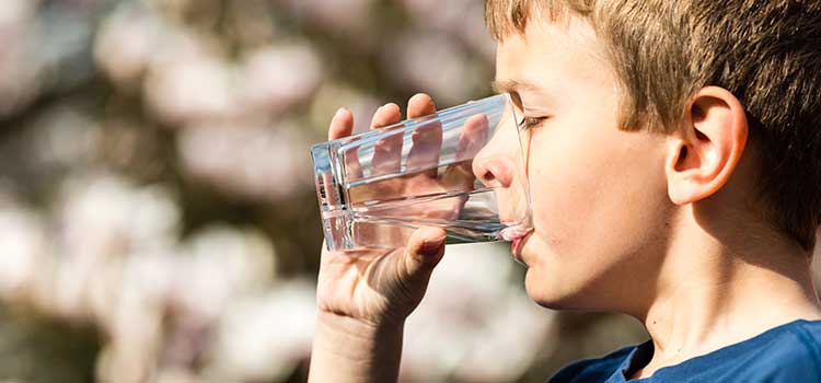 beber-agua-embotellada