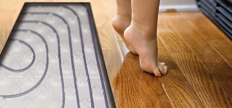 Calefacció radiant per aigua o electricitat.