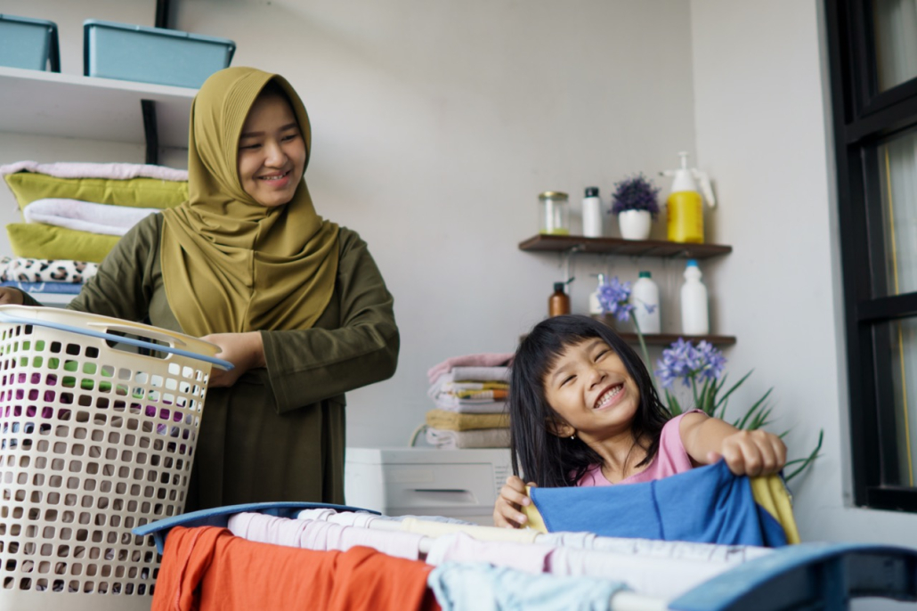 Una mare i la seva filla segueixen els passos per mantenir el safareig ordenat